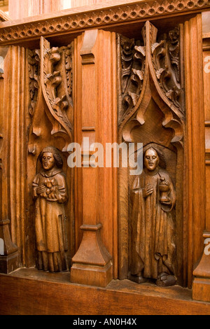 UK Suffolk Framlingham village l'église All Saints prêtres Stall/Saint Stephen holding les pierres qui lui martyrisés et sain Banque D'Images