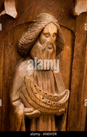 UK Suffolk Framlingham village Holy Trinity Church Choir avant décrochage Saint Jude holding face bateau endommagé par puritains Banque D'Images