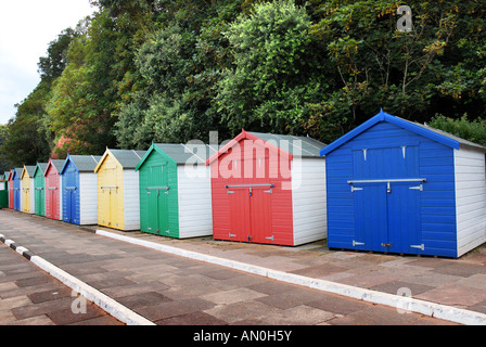 Une rangée de cabanes de plage à Coryton Cove, Exmouth, dans le sud du Devon Banque D'Images