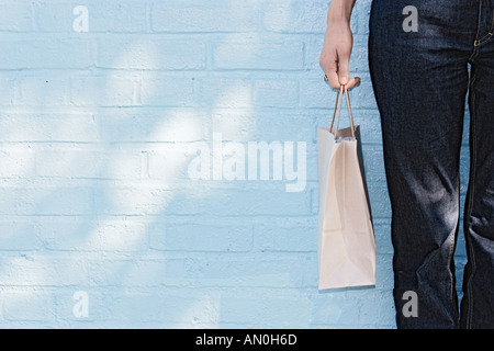 Woman Holding Shopping Bag Banque D'Images