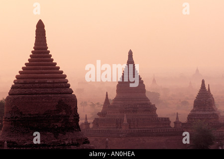 Les pagodes de l'intemporel de Bagan au lever de la Birmanie Myanmar 2005 Banque D'Images