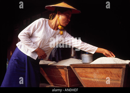 Une femme birmane indigènes de riz au marché de l'examen en Birmanie Myanmar 2005 Banque D'Images