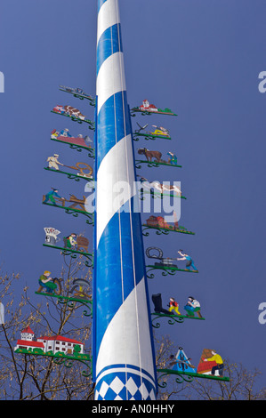 Maibaumfest traditionnels à Putzbrunn dans le sud de la Bavière, en Allemagne, près de Munich. Banque D'Images