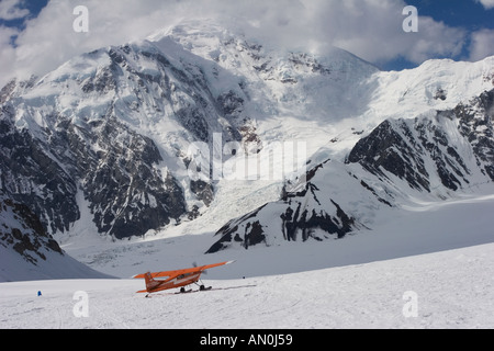 L'atterrissage de l'avion sur la fourche du sud-est du Glacier Kahiltna, Alaska Banque D'Images