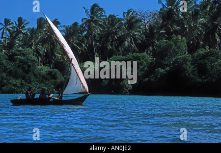 Boutre de pêche traditionnelle dans les détroits entre Mafia Chole et Joani îles dans l'Océan Indien, au sud de Zanzibar, Tanzanie Banque D'Images