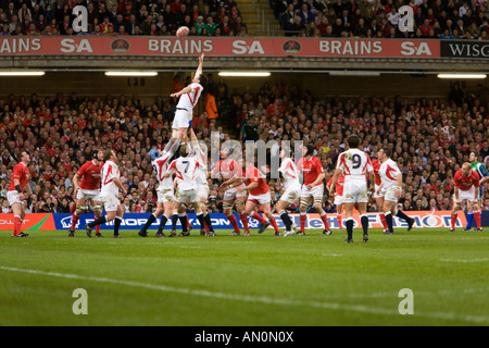 Lutte pour possession dans une ligne pendant le pays de Galles Angleterre Match de rugby au Millennium Stadium le 17 mars 2007 Banque D'Images