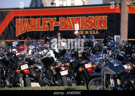 Fl Floride Daytona Beach Bike Week Harley Davidson van groupe de porcs randonnées garé Banque D'Images