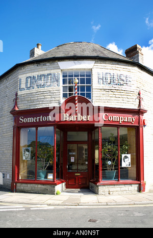 Les barbiers Shop Somerton Coiffure Company London House Somerton Angleterre Somerset Village ville rural country heritage sunny blue sky Banque D'Images