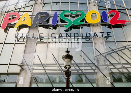 Paris n'a pas été logo de candidature olympique vu sur le bâtiment Publicis sur l'Avenue des Champs Elysées à Paris, Mai 2005 Banque D'Images