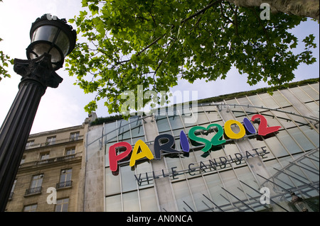 Paris n'a pas été logo de candidature olympique vu sur le bâtiment Publicis sur l'Avenue des Champs Elysées à Paris, Mai 2005 Banque D'Images