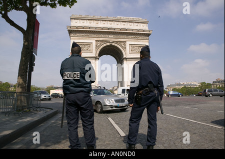 Les policiers en uniforme attend les infractions relatives à la conduite sur l'Avenue des Champs Elysées à Paris, Mai 2005 Banque D'Images