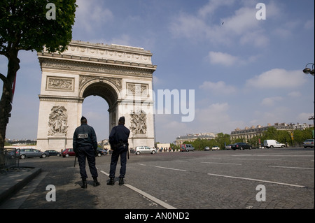 Les policiers en uniforme attend les infractions relatives à la conduite sur l'Avenue des Champs Elysées à Paris, Mai 2005 Banque D'Images