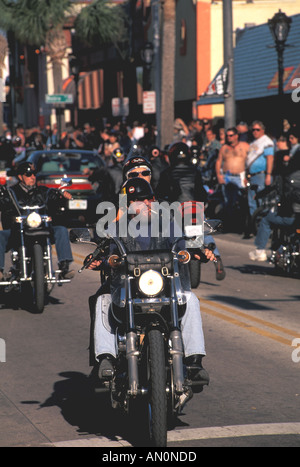 Fl Floride Daytona Beach Bike Week biker wearing helmet Banque D'Images