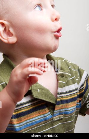 Jeune garçon Fond blanc définition faisant un visage mignon Banque D'Images