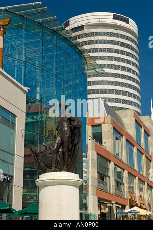 Lord Nelson s statue dans le centre commercial Bullring avec la rotonde tower Birmingham Banque D'Images