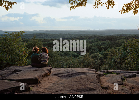 Young couple coucher du soleil au sommet d'une falaise dans un State Park dans le nord de l'Ohio USA Banque D'Images