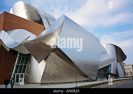 Vue de la Peter B Lewis Buillding conçu par l'architecte Frank Gehry dans Cleveland Ohio USA Banque D'Images