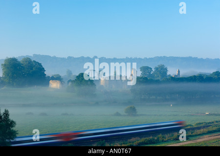 Train ancien château de Sherborne dans la brume à l'aube Sherborne Dorset England UK Banque D'Images