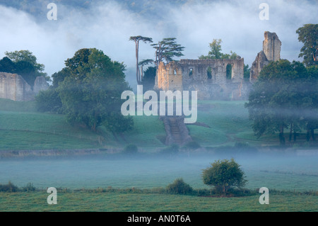 Vieux château de Sherborne dans la brume à l'aube Sherborne Dorset England UK Banque D'Images