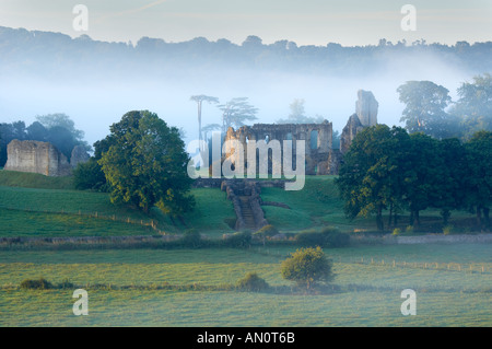 Vieux château de Sherborne dans la brume à l'aube Sherborne Dorset England UK Banque D'Images