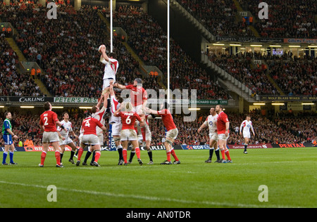 Lutte pour possession dans une ligne pendant le pays de Galles Angleterre Match de rugby au Millennium Stadium le 17 mars 2007 Banque D'Images