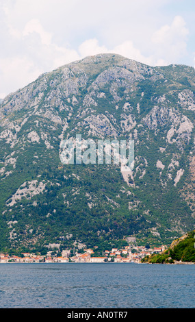 L'étroite entre droite et Lepetani Kamenari, vue en direction de Perast et une impressionnante montagne de tomber à la mer b Banque D'Images