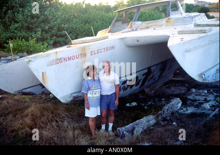 Winston, McDermot et son épouse Denise stand by Teignmouth Electron, Cayman Brac, Cayman Islands, 1991 Banque D'Images