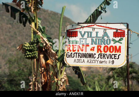 Inscrivez-vous à l'extérieur d'une maison à Viñales, Pinar Province, Cuba, indiquant prix à la location. Banque D'Images