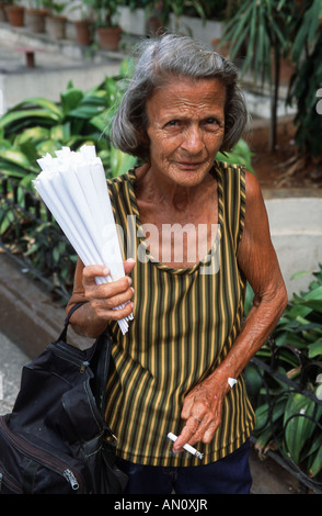 Femme au travail sur la vente de Havana street de cônes de papier des cacahuètes grillées. Banque D'Images