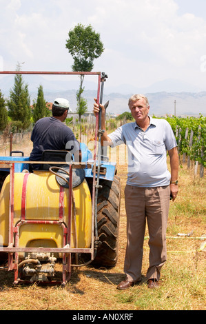 Gezim Coku, agronome et vignoble le manager. Dans le vignoble avec un vignoble vignoble du tracteur et travailleur. La pulvérisation du tracteur. Kantina Miqesia Medaur ou winery, Koplik. L'Albanie, des Balkans, de l'Europe. Banque D'Images