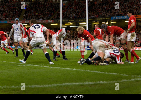 L'Angleterre gagne possession pendant le match de l'Angleterre du pays de Galles au Stade du millénaire le 17 mars 2007 Banque D'Images