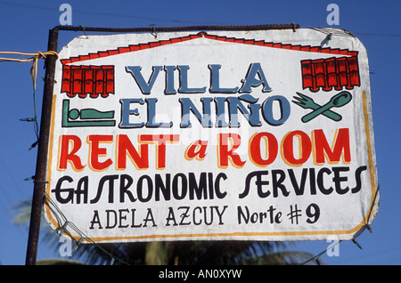 Inscrivez-vous à l'extérieur d'une maison à Viñales, Pinar Province, Cuba, indiquant prix à la location. Banque D'Images