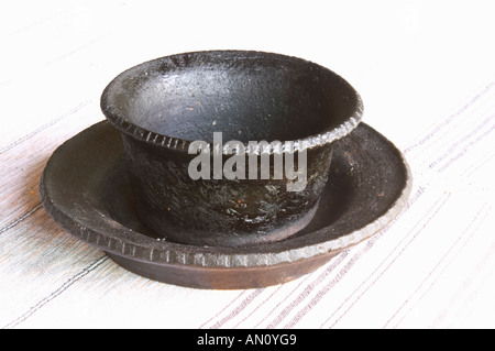 Pot en faïence noir traditionnel et le bol appelé cereme utilisé pour la cuisson des aliments. La couleur noire vient du processus de production. Tradita restaurant traditionnel, Shkodra. L'Albanie, des Balkans, de l'Europe. Banque D'Images