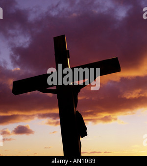 Statue de Jésus Christ en croix au coucher du soleil Banque D'Images