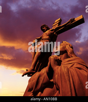 Statue de Jésus Christ en croix au coucher du soleil Banque D'Images