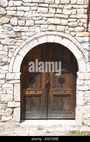 Mur de pierre avec l'ancienne porte de bois avec chaîne et cadenas. Berat la citadelle vieille ville fortifiée. L'Albanie, des Balkans, de l'Europe. Banque D'Images