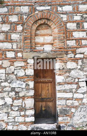 L'église Hagia Triada. Détail d'une vieille porte en bois et fenêtre cintrée. Berat la citadelle vieille ville fortifiée. L'Albanie, des Balkans, de l'Europe. Banque D'Images