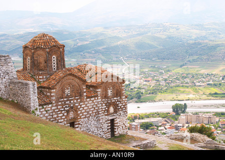 L'église Hagia Triada. Vue sur la vallée et vers le bas sur la partie basse de la ville. Berat la citadelle vieille ville fortifiée. L'Albanie, des Balkans, de l'Europe. Banque D'Images