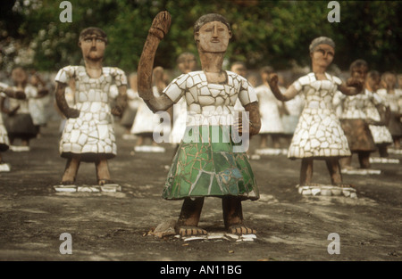 Rangées de statues dans Rock Garden à Chandigarh, Punjab, en Inde. Banque D'Images