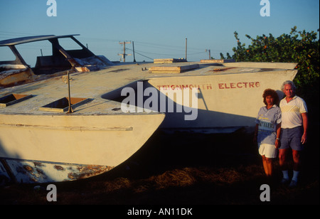 Winston, McDermot et son épouse Denise stand by Teignmouth Electron, Cayman Brac, Cayman Islands, 1991 Banque D'Images