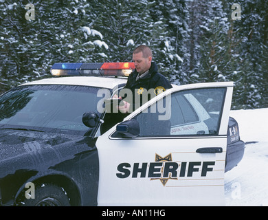 Un agent de police federale prend part à un barrage routier sur une autoroute enneigée près de Klamath Falls Oregon Banque D'Images