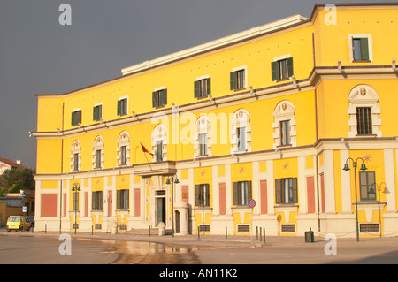 Les bâtiments administratifs en jaune vif et rouge dans le style d'architecture classique autour de la place. La cen principal de Tirana Banque D'Images