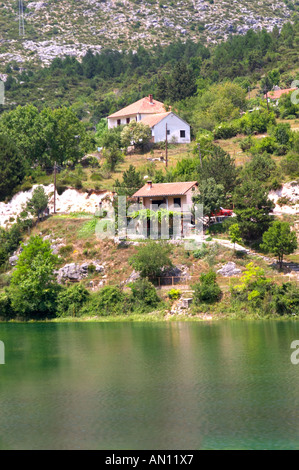 Vue de la rivière Trebisnjica dans une vallée escarpée près de Trebinje. De petites maisons le long de la rivière. Trebinje. Republika Srpska. Bosnie Banque D'Images