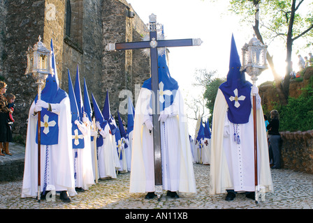 Procession de Pâques avec la Fraternité locale aîné "Hermanidad Vera Cruz", château d'Aracena, Sierra de Aracena, Andalousie, Espagne Banque D'Images