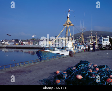 Bateaux de pêche à quai, village de Dingle, péninsule de Dingle, comté de Kerry, Irlande (Irlande) Banque D'Images