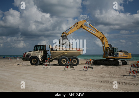 Chargement camion excavateur sur sable sur Miami beach Novembre 2007 Banque D'Images