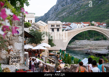 Afficher le long de la rivière de l'ancien pont reconstruit. Le vieux marché occupé rue Kujundziluk bazar avec beaucoup d'artisanat touristique Banque D'Images