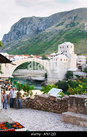 Afficher le long de la rivière de l'ancien pont reconstruit. Le vieux marché occupé rue Kujundziluk bazar avec beaucoup d'artisanat touristique Banque D'Images