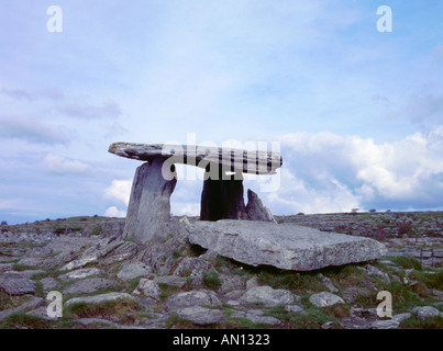 Poulabrone dolmen néolithique, un âge de pierre ('nouveau'), tombe du coin du plateau du Burren, comté de Clare, Irlande (Irlande). Banque D'Images