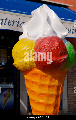 Gelato cafe le long de la Riva degli Schiavoni à Venise, Vénétie, Italie, Europe. Banque D'Images